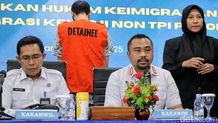Konferensi pers tentang penangkapan WNA asal Suriah yang melanggar izin tinggal dan sempat bekerja sebagai foto model.