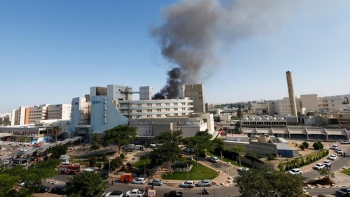 Soroka Medical Center di Israel selatan terkena serangan langsung dari rudal Iran. Serangan balasan Israel targetkan reaktor Arak di Iran.