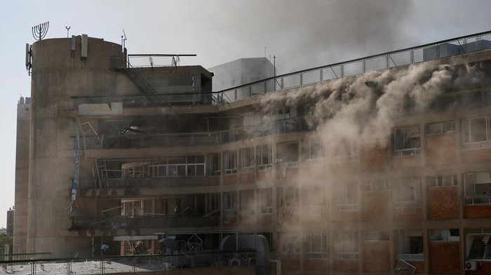 Soroka Medical Center di Israel selatan terkena serangan langsung dari rudal Iran. Serangan balasan Israel targetkan reaktor Arak di Iran.