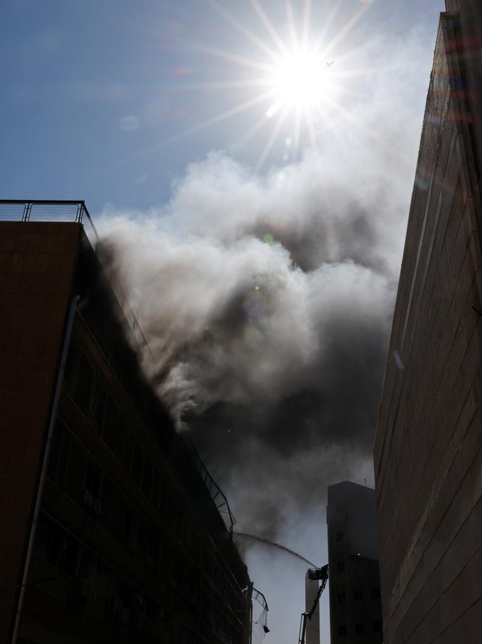 Soroka Medical Center di Israel selatan terkena serangan langsung dari rudal Iran. Serangan balasan Israel targetkan reaktor Arak di Iran.