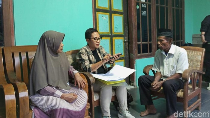 Kuasa hukum sekaligus anggota Tim Pembela Mbah Tupon, Suki Ratnasari saat memberikan keterangan di kediaman Mbah Tupon, Bangunjiwo, Kasihan, Bantul, Kamis (19/6/2025).