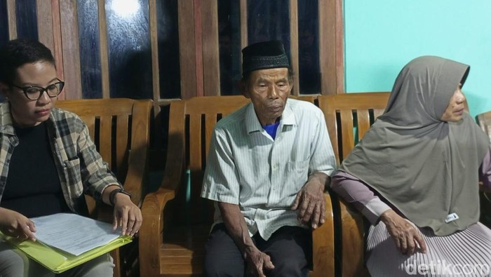 Kuasa hukum sekaligus anggota Tim Pembela Mbah Tupon, Suki Ratnasari dan Mbah Tupon, Kamis (19/6/2025).