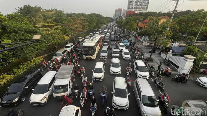 Lalu lintas padat di Jalan Ahmad Yani dekat Bundaran Taman Pelangi.