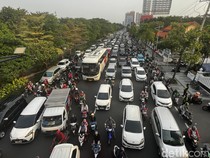 Taman Pelangi Super Padat Imbas Demo Truk ODOL
