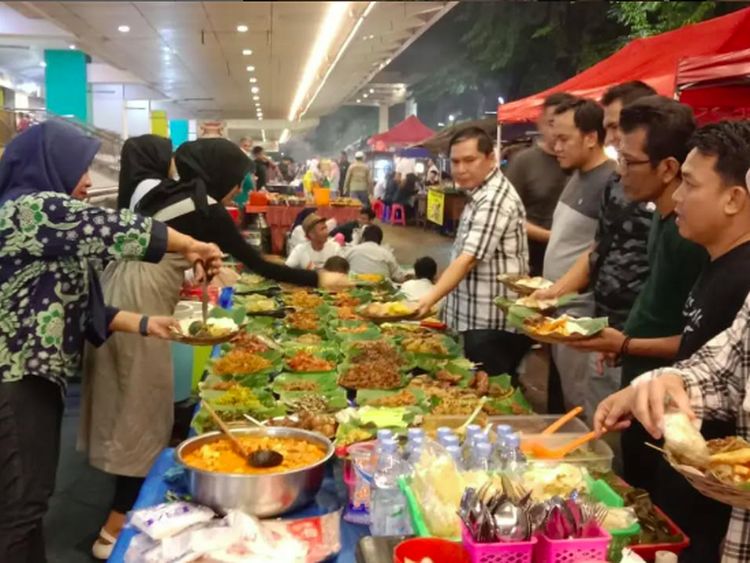 Ini Daftar Harga dan Suasana Makan di Lesehan Bu Gendut Blok M