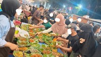 Mulai dari ayam goreng, cumi basah, cumi kering, tumis sayur, orek tempe, gudeg, dan masih banyak lagi dengan harga yang bervariasi. Foto: Lesehan Bu Gendut Blok M
