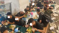 Begini suasana bersantap di Lesehan Bu Gendut. Dengan beralas tikar pengunjung dapat santai nongkrong sambil makan malam. Foto: Lesehan Bu Gendut Blok M