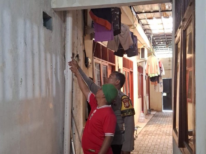Lokasi celah lubang yang dipakai pria di Jaksel saat intip tetangga wanita mandi (dok.istimewa)