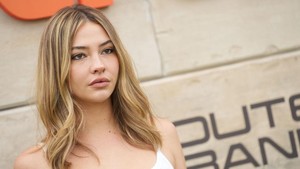 Madelyn Cline adalah salah satu aktris muda Hollywood yang kini tengah mencuri perhatian. Berasal dari Goose Creek, sebuah kota kecil di pinggiran Charleston, South Carolina, Cline mengawali karier aktingnya lewat peran-peran kecil di serial seperti Stranger Things dan The Originals. Namun, namanya mulai benar-benar dikenal publik setelah memerankan Sarah Cameron dalam serial populer Netflix, Outer Banks. Foto: Getty Images/JC Olivera