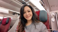 Lihat nih senyum Bunda Maia selfie dalam pesawat menuju Jepang. Bikin iri nih!