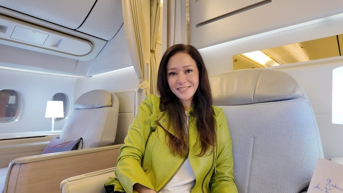 Maia Estianti di pesawat Maia Estianti di pesawat