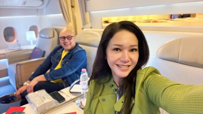 Maia Estianti di pesawat Maia Estianti di pesawat