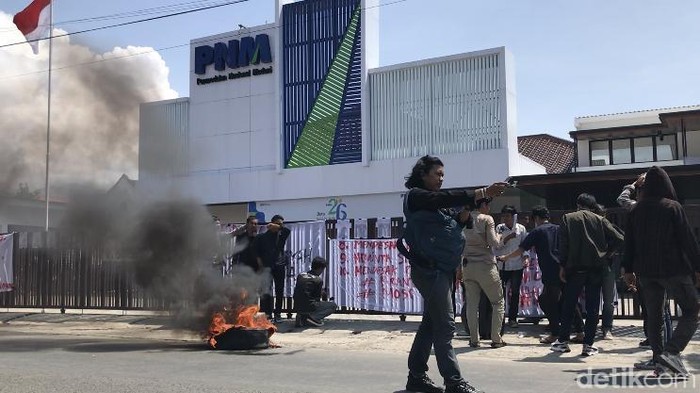 Massa mahasiswa demo di depan kantor PNM Palopo.
