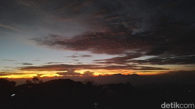 Melihat matahari terbit di Gunung Bromo