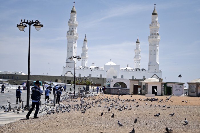 Umat Islam berjalan menuju Masjid Quba di Madinah, Arab Saudi, Rabu (18/6/2025). Masjid Quba yang berada sekitar empat kilometer dari Masjid Nabawi merupakan masjid yang pertama dibangun oleh Rasulullah SAW pada tahun 1 Hijriah atau 622 Masehi. ANTARA FOTO/Andika Wahyu/nym.