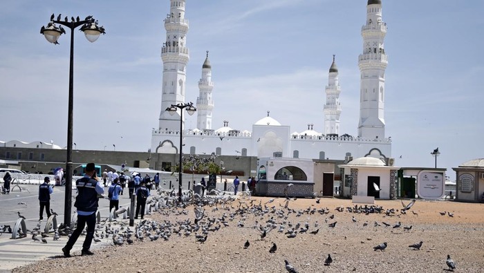 Umat Islam berjalan menuju Masjid Quba di Madinah, Arab Saudi, Rabu (18/6/2025). Masjid Quba yang berada sekitar empat kilometer dari Masjid Nabawi merupakan masjid yang pertama dibangun oleh Rasulullah SAW pada tahun 1 Hijriah atau 622 Masehi. ANTARA FOTO/Andika Wahyu/nym.