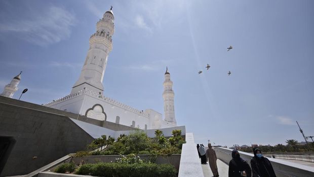 Menapak Sejarah Islam di Masjid Quba Madinah Umat Islam berjalan menuju Masjid Quba di Madinah, Arab Saudi, Rabu (18/6/2025). Masjid Quba yang berada sekitar empat kilometer dari Masjid Nabawi merupakan masjid yang pertama dibangun oleh Rasulullah SAW pada tahun 1 Hijriah atau 622 Masehi. ANTARA FOTO/Andika Wahyu/nym.