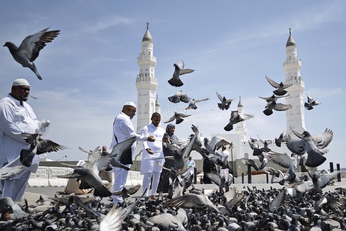 Umat Islam berjalan menuju Masjid Quba di Madinah, Arab Saudi, Rabu (18/6/2025). Masjid Quba yang berada sekitar empat kilometer dari Masjid Nabawi merupakan masjid yang pertama dibangun oleh Rasulullah SAW pada tahun 1 Hijriah atau 622 Masehi. ANTARA FOTO/Andika Wahyu/nym.
