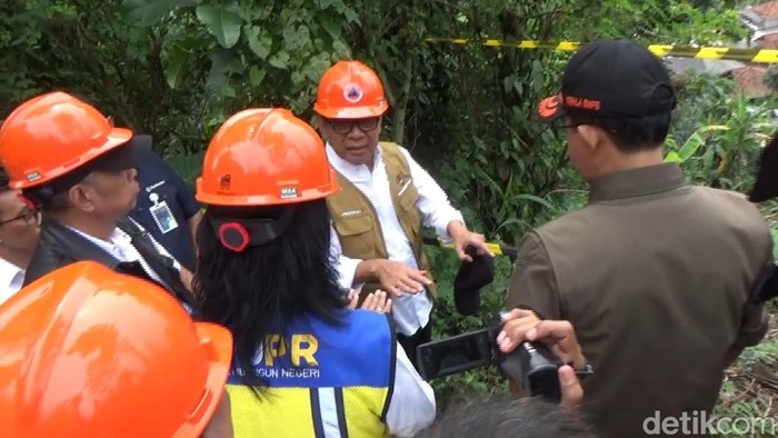 Menko PKM Pratikno meninjau lokasi bencana pergerakan tanah di Kabupaten Purwakarta.