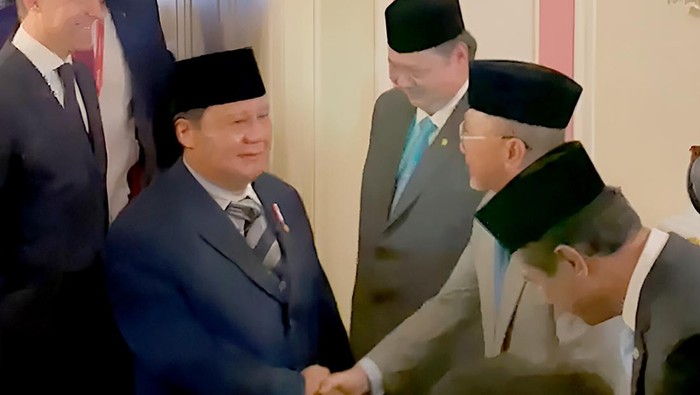 Menteri Koordinator Bidang Pangan Zulkifli Hasan (Zulhas) bersama Menteri Kabinet Merah Putih menyambut kedatangan Presiden Prabowo
