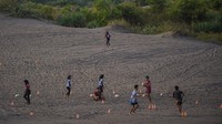 Kawasan Gumuk Pasir Parangtritis ditetapkan menjadi geopark atau taman bumi nasional karena memiliki keunikan berupa gundukan pasir berbentuk bulan sabit terbalik atau disebut barchan dari proses yang dipengaruhi oleh angin, material Gunung Merapi, Graben Bantul, Sungai Opak dan Sungai Progo yang membawa material dari Gunung Merapi.  Foto: ANTARA FOTO/Hendra Nurdiyansyah