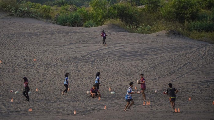 Pengunjung menaiki mobil jip wisata di kawasan Gumuk Pasir, Bantul, DI Yogyakarta, Kamis (19/6/2025). Kawasan Gumuk Pasir Parangtritis ditetapkan menjadi geopark atau taman bumi nasional karena memiliki keunikan berupa gundukan pasir berbentuk bulan sabit terbalik atau disebut barchan dari proses yang dipengaruhi oleh angin, material Gunung Merapi, Graben Bantul, Sungai Opak dan Sungai Progo yang membawa material dari Gunung Merapi. ANTARA FOTO/Hendra Nurdiyansyah/nym.