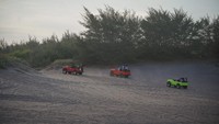 Pengunjung menikmati sensasi wisata jip melintasi bukit pasir di Gumuk Pasir Parangtritis, Bantul, DI Yogyakarta, Kamis (19/6/2025). Foto: ANTARA FOTO/Hendra Nurdiyansyah