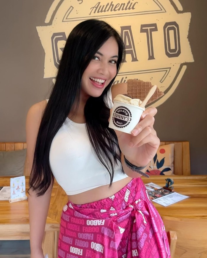 Momen Denada Makan Donat hingga Nasi Padang yang Curi Perhatian