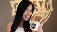 Kali ini artis 46 tahun itu sedang berpose memamerkan gelato cupnya. Ia menikmati dua scoop gelato dengan stroop waffle. Foto: Instagram @denadaindonesia