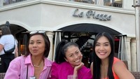 Bersama para sahabat, pemain film Bulan di Atas Kuburan ini makan di restoran La Piazza The Groove. Hidangan pizza sampai pasta tersaji di meja mereka. Foto: Instagram @denadaindonesia