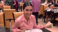 Tersenyum lebar, Denada berpose terlebih dahulu dengan berbagai lauk pauk di restoran Padang Pagi Sore. Pilihan lauknya ada dendeng sambal hijau sampai gulai. Foto: Instagram @denadaindonesia
