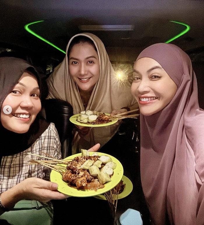 Momen Denada Makan Donat hingga Nasi Padang yang Curi Perhatian Momen Denada Makan Donat hingga Nasi Padang yang Curi Perhatian