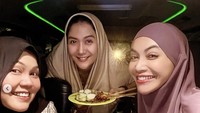 Ibu Aisha ini juga sempat menikmati sate bumbu kacang bersama teman-temannya. Mereka menikmatinya di dalam mobil. Foto: Instagram @denadaindonesia
