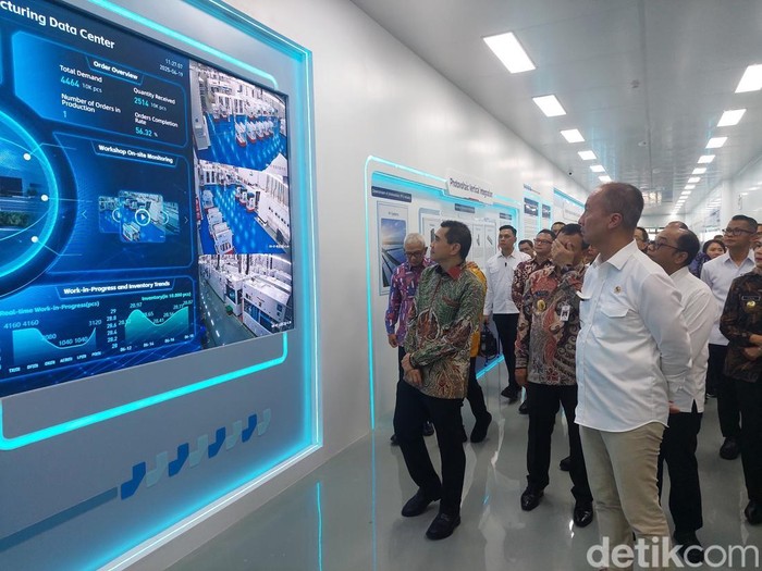 Menteri Perindustrian RI Agus Gumiwang Kartasasmita saat melihat-lihat pabrik panel surya PT Trina Mas Agra Indonesia (PT TMAI) di Kawasan Ekonomi Khusus Kendal, Kamis (19/6/2025).