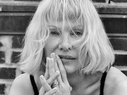 Pamela Anderson Sebut AI & Filter Membosankan, Pilih Tampil Alami Tanpa Makeup