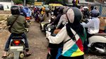 Para Penantang Maut yang Tak Sabar Menanti di Balik Palang Kereta