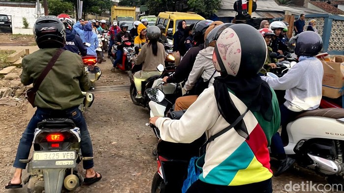 Para penantang maut di lintasan kereta Cicalengka