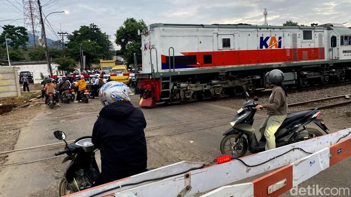 Para penantang maut di lintasan kereta Cicalengka