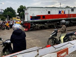 Para Penantang Maut yang Tak Sabar Menanti di Balik Palang Kereta
