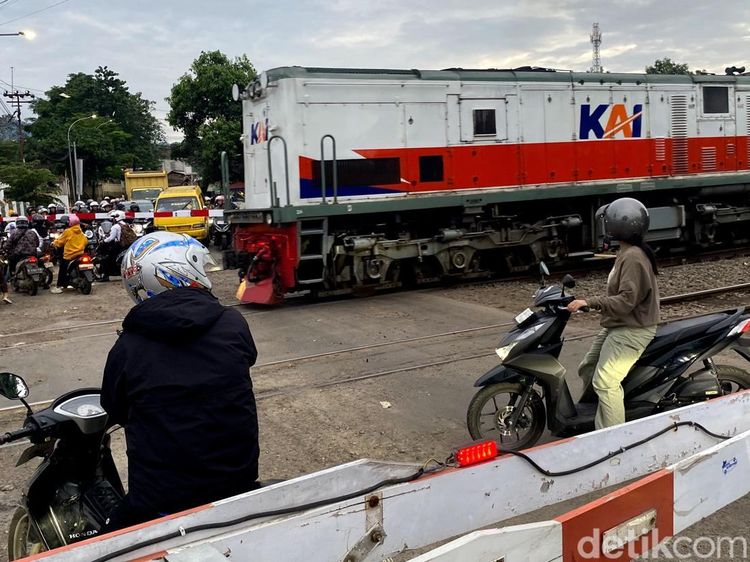 Para Penantang Maut yang Tak Sabar Menanti di Balik Palang Kereta