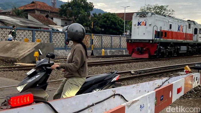 Para penantang maut di lintasan kereta Cicalengka