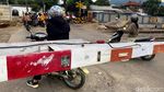 Para Penantang Maut yang Tak Sabar Menanti di Balik Palang Kereta