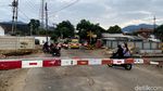 Para Penantang Maut yang Tak Sabar Menanti di Balik Palang Kereta