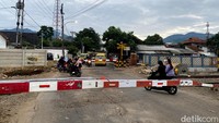 Perilaku seperti ini bisa membahayakan diri sendiri dan perjalanan KA.