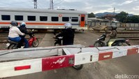 Bagi Anda yang melintas perlintasan KA Cicalengka, Anda harus benar-benar waspada, karena jalur KA di wilayah tersebut sudah ganda alias double track, pasalnya saat pintu tertutup tidak selalu satu KA melintas melainkan bisa jadi dua KA melintas bersamaan.