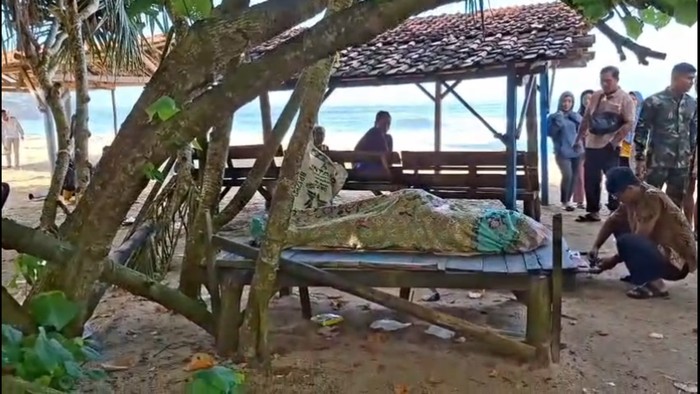 Pemburu lobster di Tulungagung tewas setelah perahunya pecah dihantam ombak.