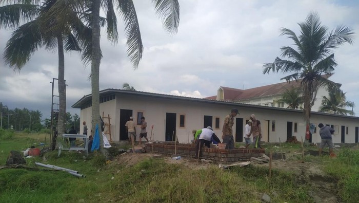 Pemkot Mataram mulai membangun huntara bagi warga terdampak penggusuran di Lingkungan Pondok Prasi, Kelurahan Bintaro, Kecamatan Ampenan, Mataram, NTB, Kamis (19/6/2025). (Nathea Citra/detikBali)