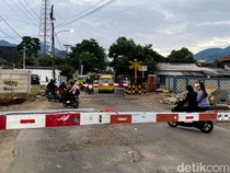 Uji Nyali Para Pengendara Nekat di Perlintasan KA Cicalengka