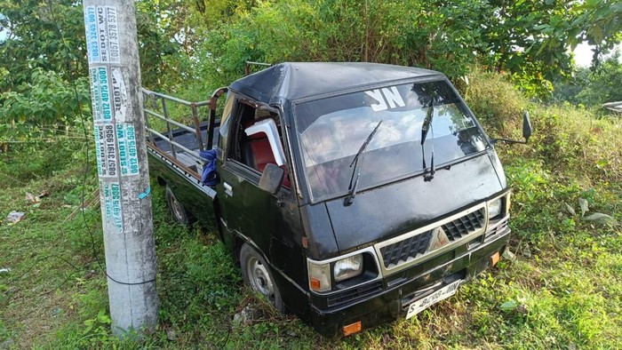 Penampakan pick up yang oleng di Tuban