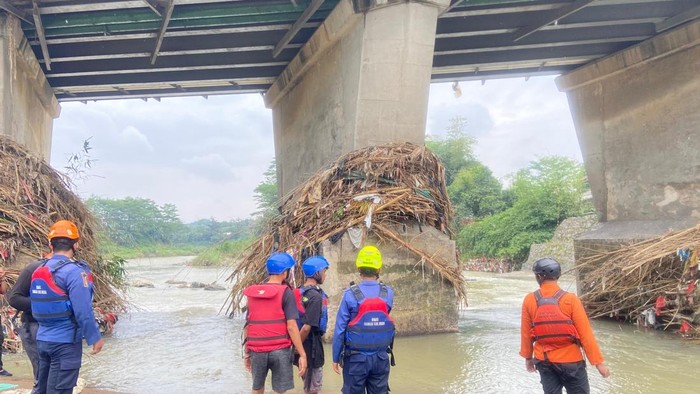 Pencarian pemuda hanyut di sungai Bogor
